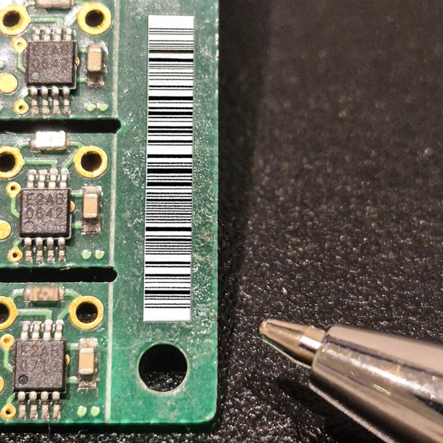 Kugelschreiberspitze als Grössenvergleich zu sehr kleinem gedrucktem Barcode-Label