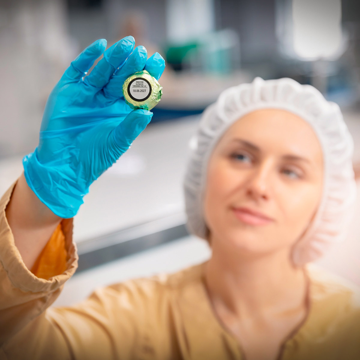 Frau prüft im Labor die Etiketten auf Lebensmitteln