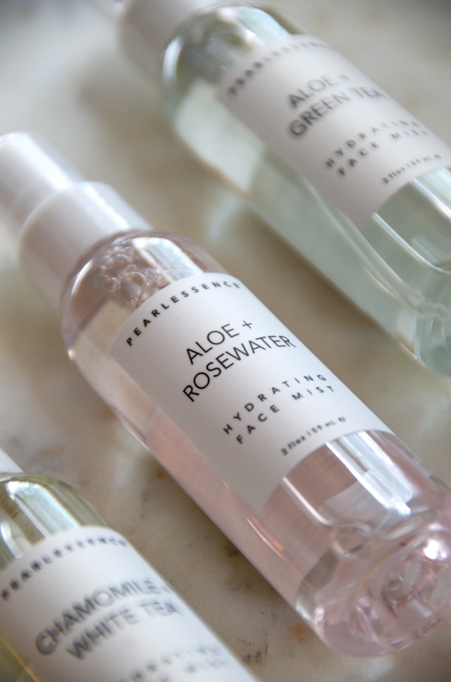 Kosmetikfläschchen mit Produktetiketten